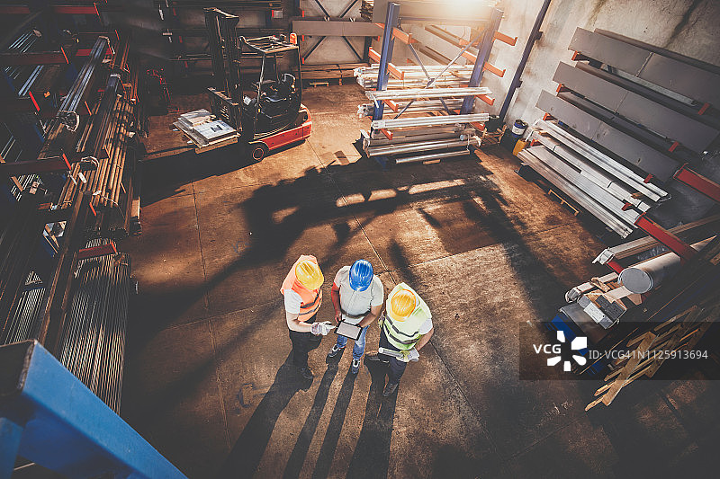 经理和两名工人在工厂使用触摸板图片素材