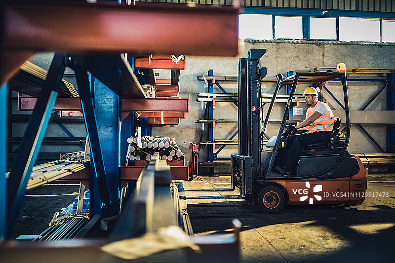 工人在工业建筑内驾驶叉车图片素材