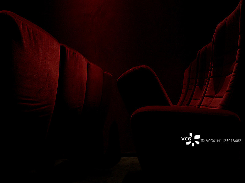 电影院里的深红色天鹅绒座椅图片素材