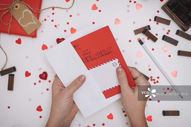 写情人卡的女人的特写图片素材