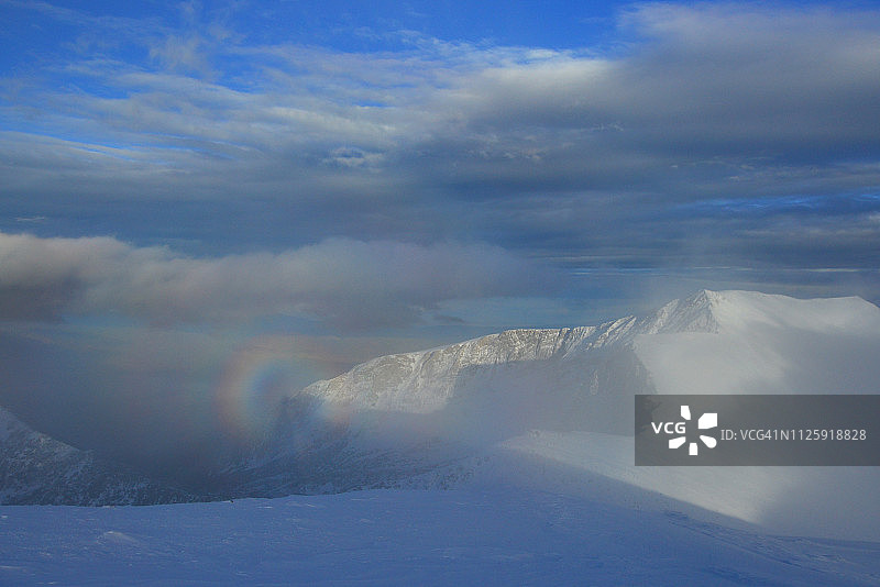 保加利亚皮林山雪峰上的布罗肯虹图片素材