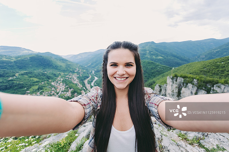 山顶自拍的少女图片素材