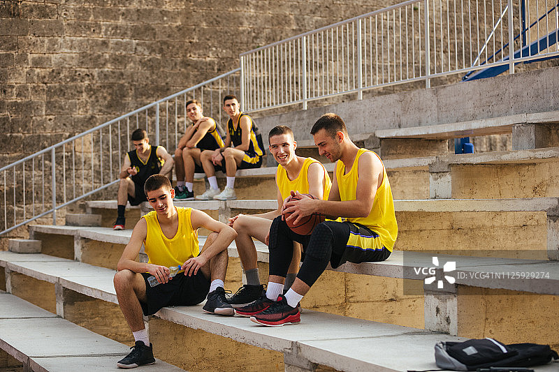 休息中的疲惫篮球运动员图片素材