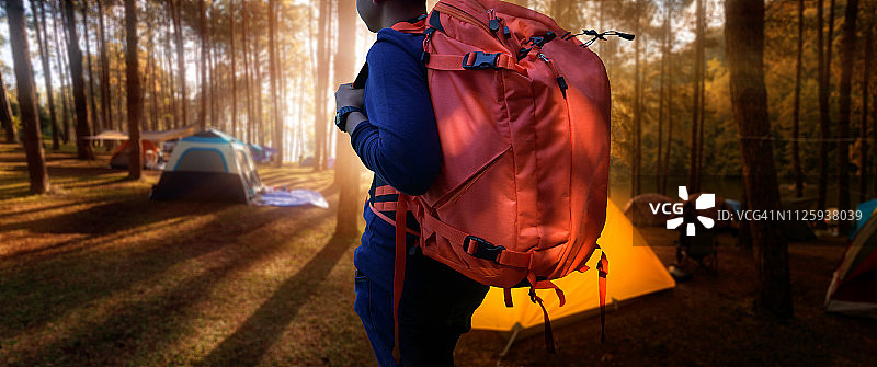 亚洲登山者红色背包和帐篷特写图片素材