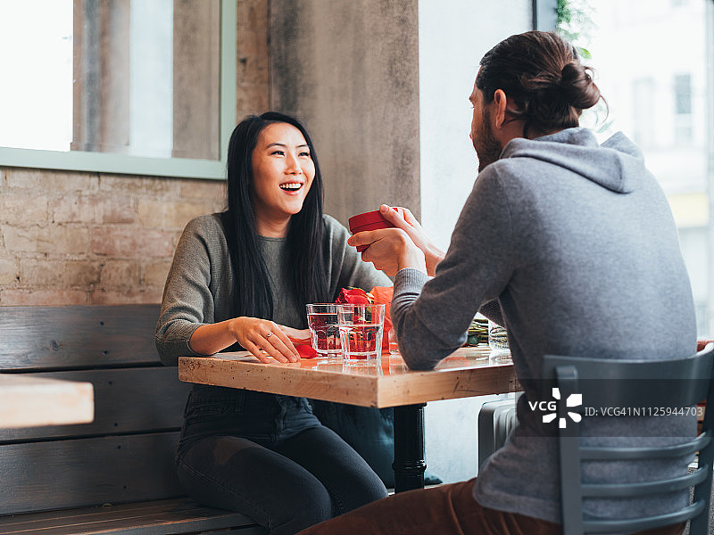 小酒馆里的情人节约会图片素材