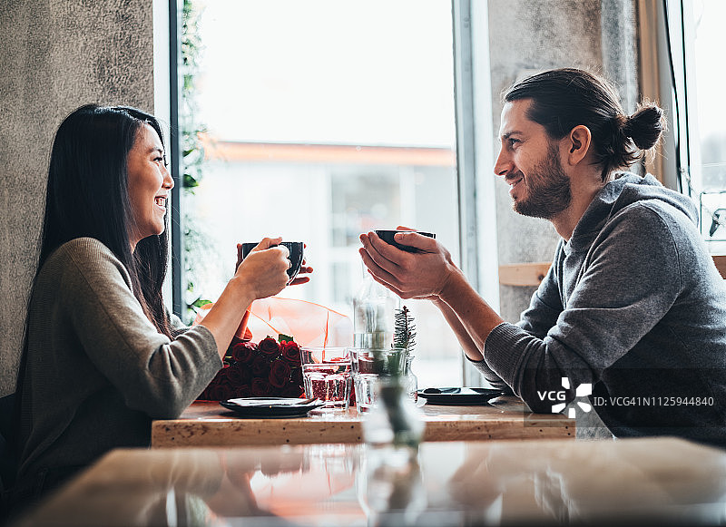 小酒馆里的情人节约会图片素材