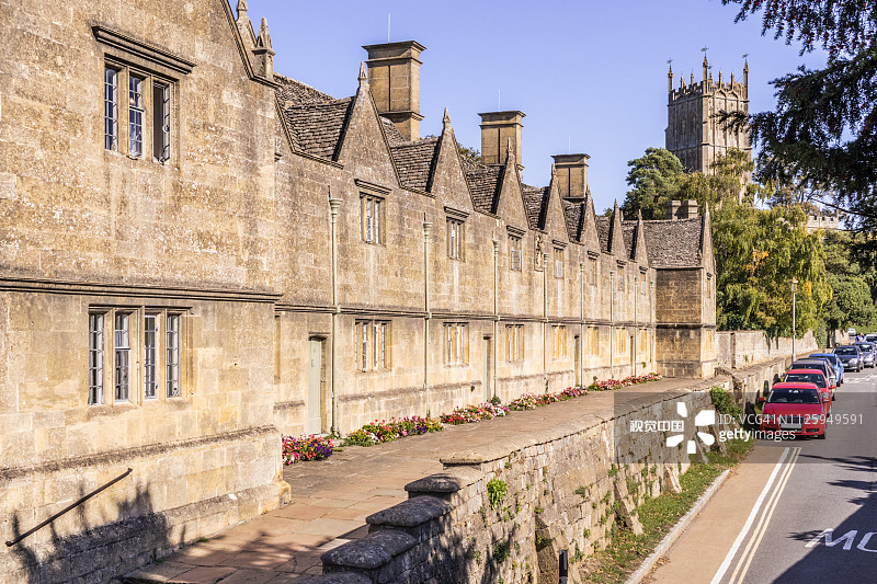 英国格洛斯特郡奇平卡姆登的济贫院和圣詹姆斯教堂图片素材