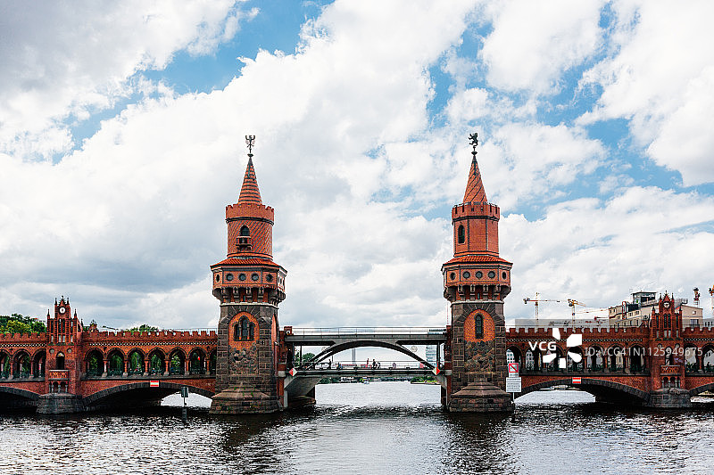 德国柏林克罗伊茨贝格的历史悠久的奥伯鲍姆桥图片素材