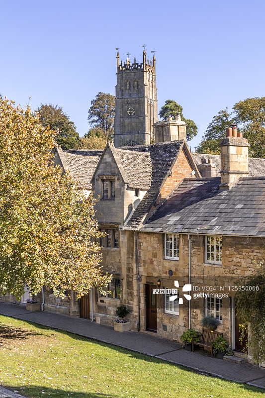 科茨沃尔德奇平卡姆登镇的古老房屋和圣詹姆斯教堂，英国格洛斯特郡图片素材