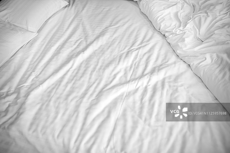 床单、枕头和毯子高角度视图图片素材