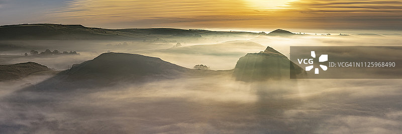 帕克豪斯山雾蒙蒙的日出全景，峰区国家公园，英国图片素材