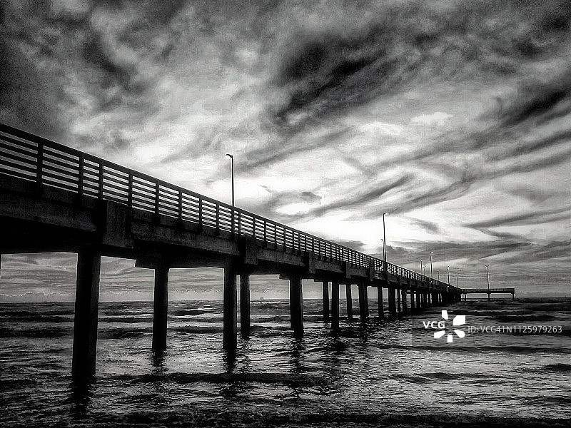 黑白摄影：德克萨斯州阿兰萨斯港的渔人码头图片素材