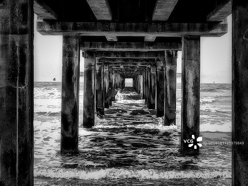 黑白摄影：德克萨斯州阿兰萨斯港的渔人码头图片素材