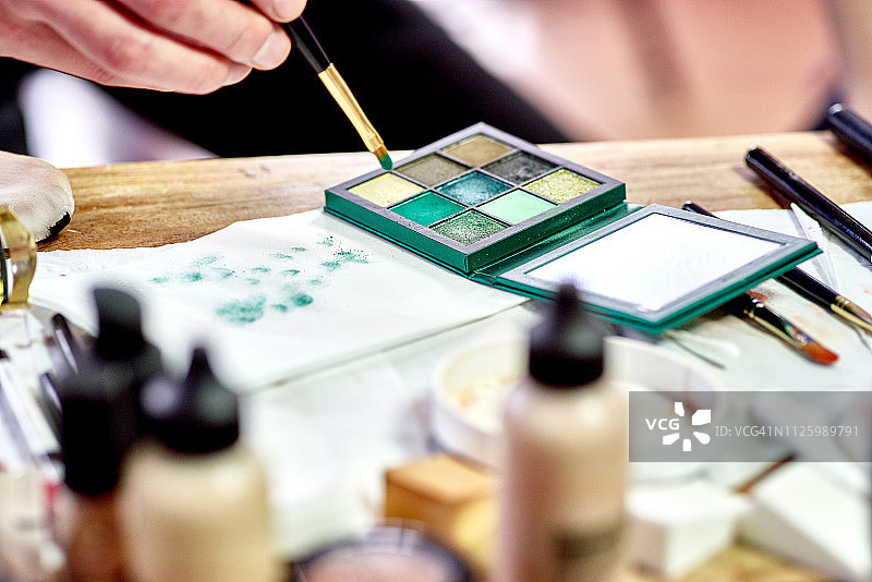 桌子上凌乱的彩妆盘和刷子图片素材