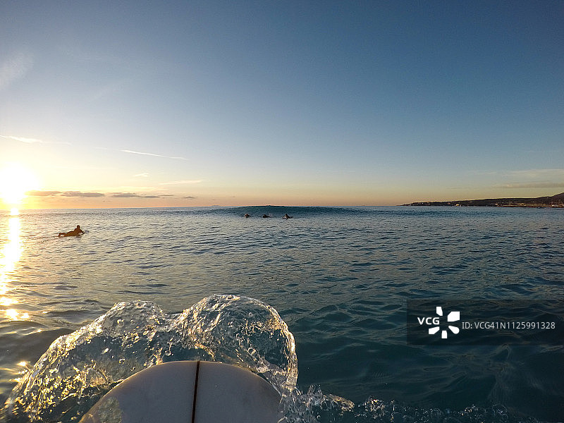 傍晚冲浪图片素材