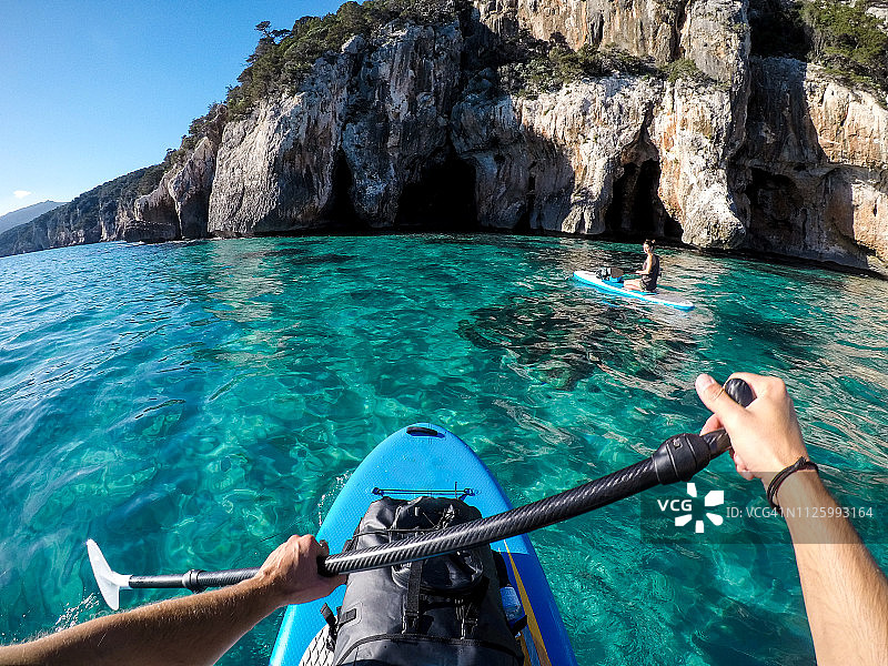 情侣桨板运动图片素材