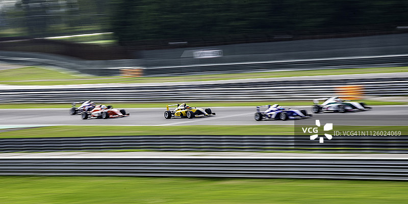 高速行驶的方程式赛车图片素材