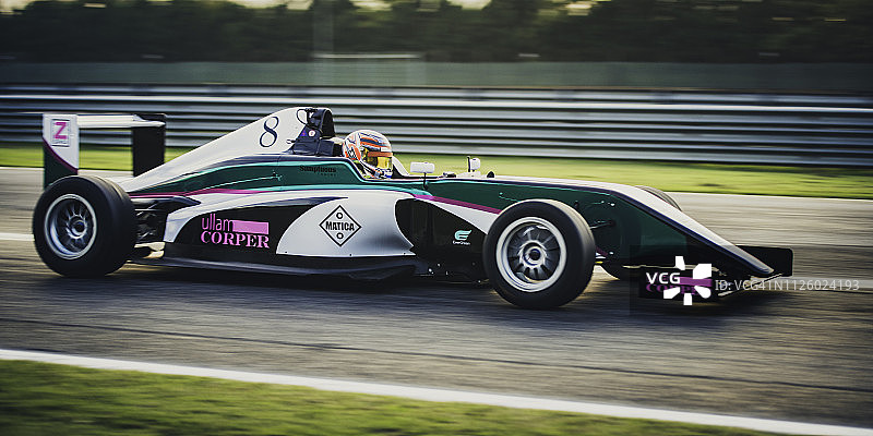 竞速赛车高速行驶图片素材