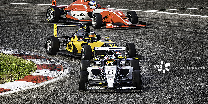 赛道上的开轮式赛车图片素材