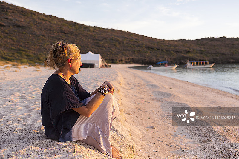 女人，埃斯皮里图桑托岛，墨西哥下加利福尼亚图片素材
