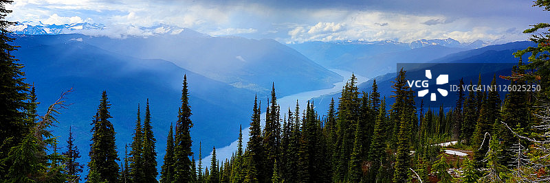 加拿大不列颠哥伦比亚省雷夫尔斯托克山图片素材