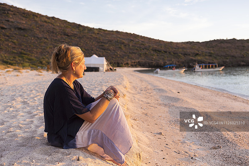女人，埃斯皮里图桑托岛，墨西哥下加利福尼亚图片素材
