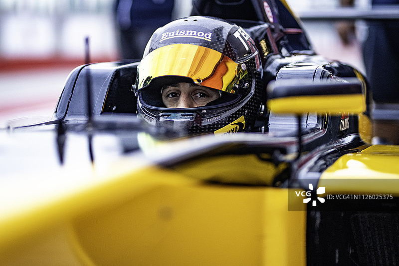 开轮式赛车车手图片素材