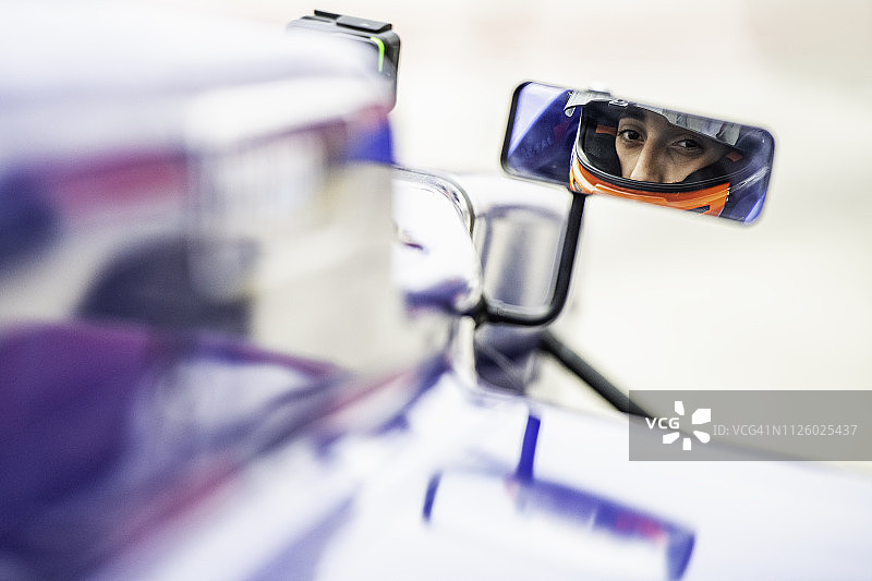 后视镜中的方程式赛车手肖像图片素材