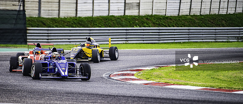 转弯的方程式赛车图片素材