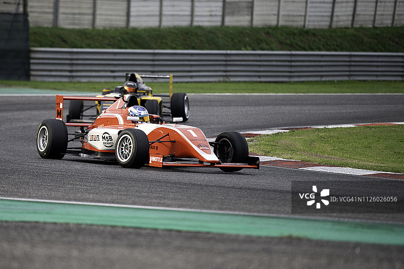 赛道上的方程式赛车图片素材
