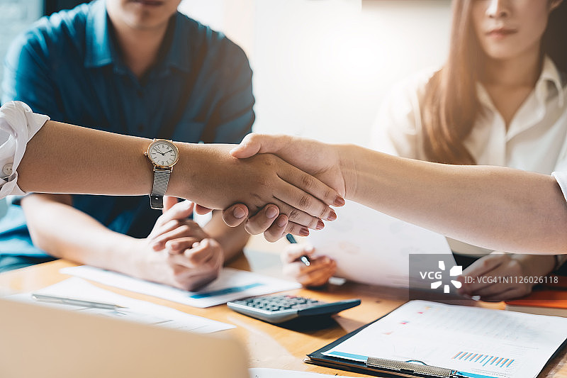 商务人士握手，完成会议，商务礼仪，祝贺，并购概念图片素材