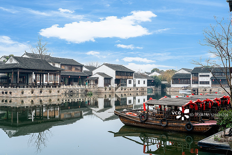 码头停泊的一排木制游船图片素材