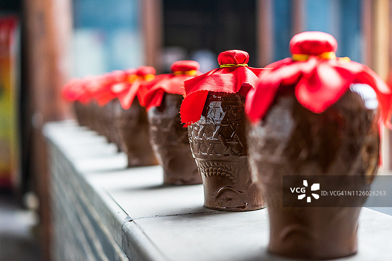 密封罐装的中国黄酒图片素材