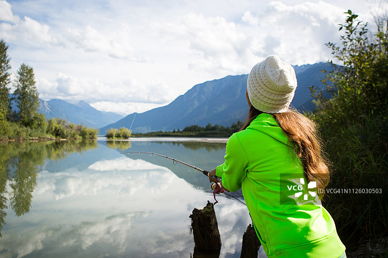 捕鱼获取食物图片素材