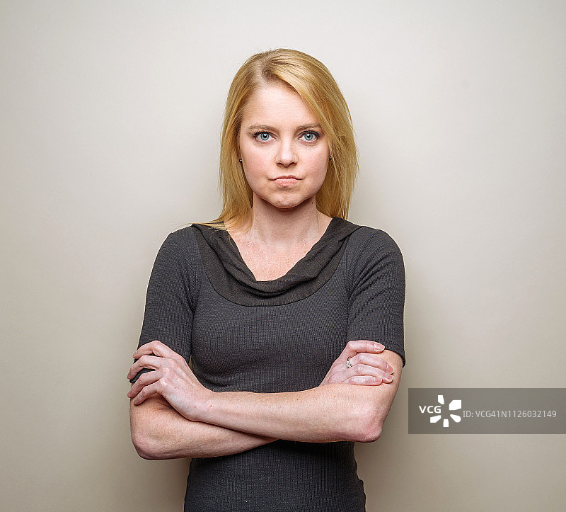 面露不悦的年轻女人图片素材