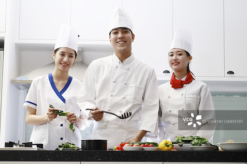厨房里自信的厨师的肖像图片素材