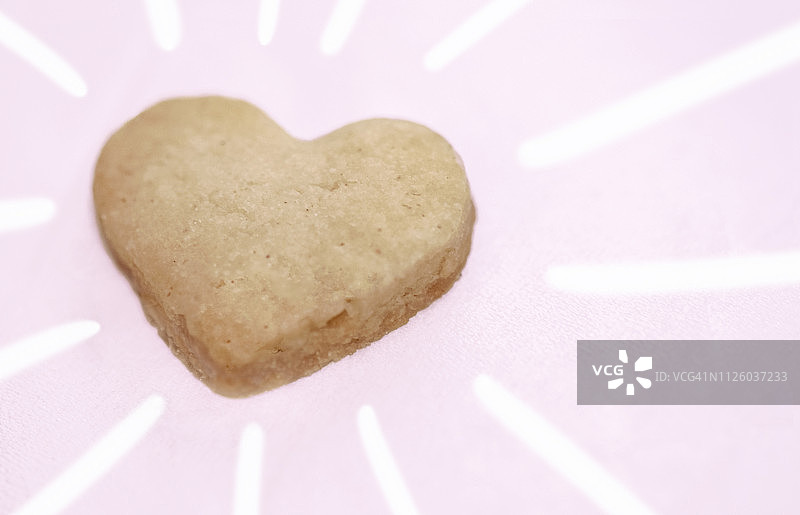 粉色背景上的心形饼干图片素材