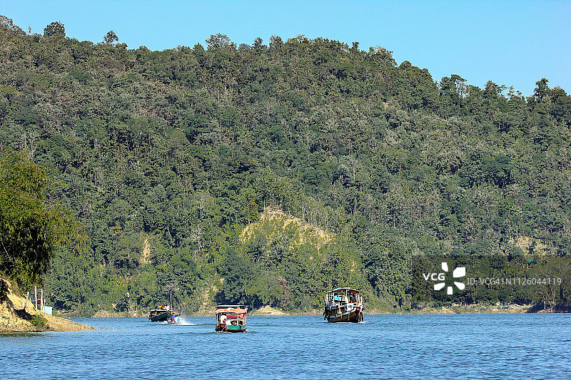 在群山环绕的卡纳普里河上行驶的客船图片素材
