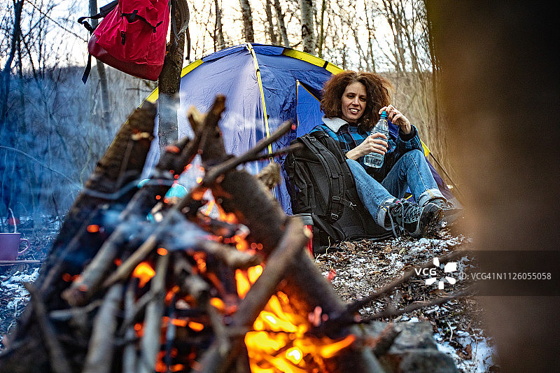 微笑的中年妇女在冬天露营图片素材