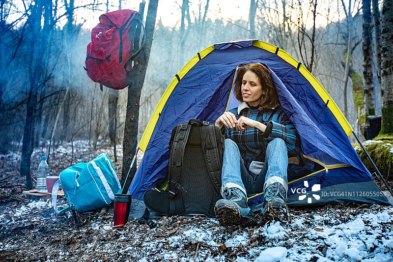 中年妇女在冬天露营图片素材
