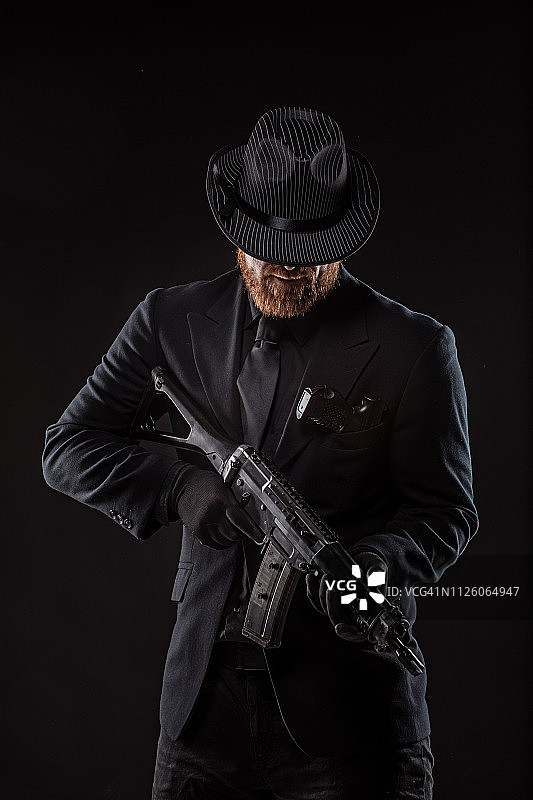 身份不明的红发男子图片素材