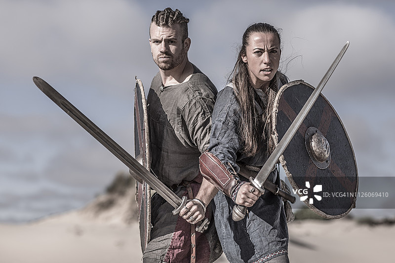 户外维京情侣温馨场景图片素材