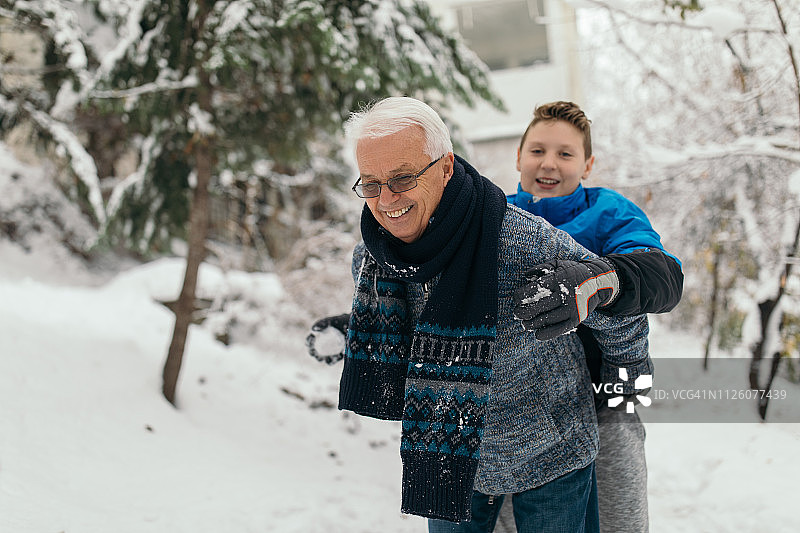 雪中冬日乐趣图片素材