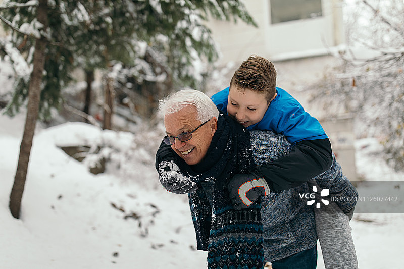 雪中冬日乐趣图片素材