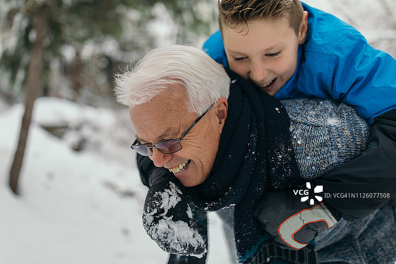 雪中冬日乐趣图片素材