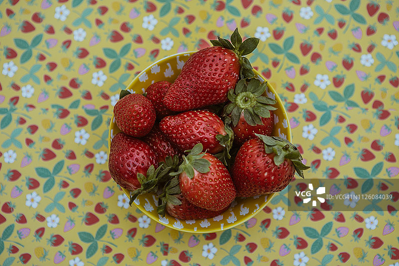 彩色图案背景中的草莓图片素材