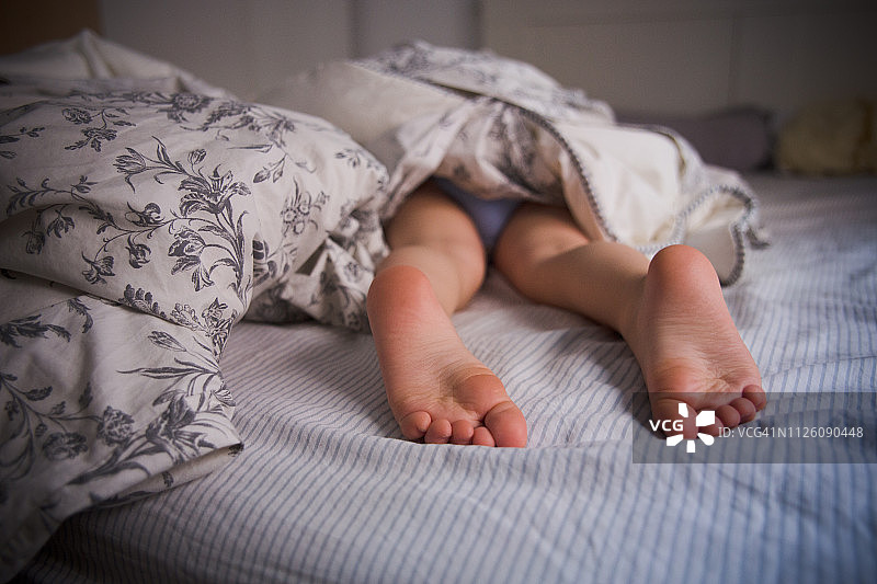 幼儿的脚在床上图片素材