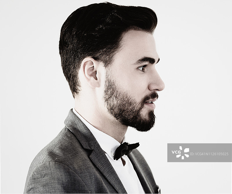 穿着考究的年轻英俊男子侧视图图片素材