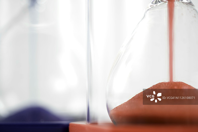 政治概念：红色和蓝色沙漏图片素材