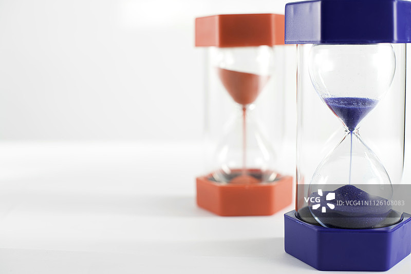 政治概念：红色和蓝色沙漏图片素材